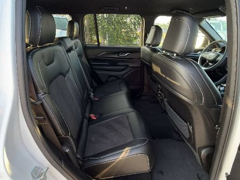 Used 2023 Jeep Grand Cherokee Altitude RWD image 27