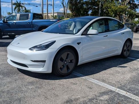 Used 2023 Tesla Model 3 Standard Range image 3