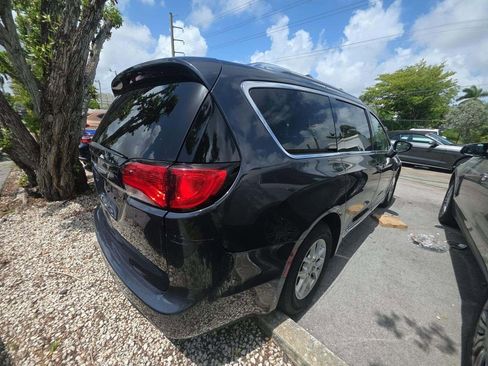 Used 2020 Chrysler Pacifica Touring-L w/ Advanced Safetytec Group image 2
