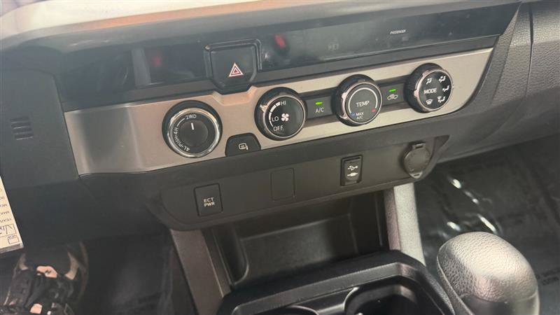 Used 2017 Toyota Tacoma SR5 AWD/4WD image 31
