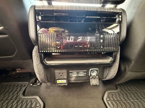 Used 2024 Jeep Wagoneer Series II w/ Flexible Seating Group RWD image 29
