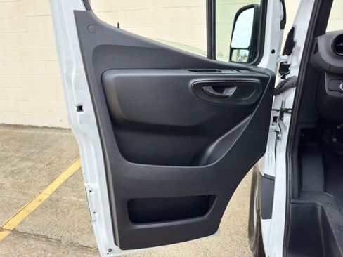 Used 2023 Mercedes-Benz Sprinter 2500 image 31