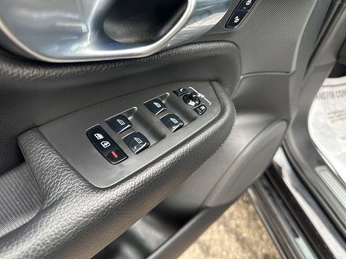Used 2018 Volvo XC90 T6 Momentum w/ Convenience Package image 11
