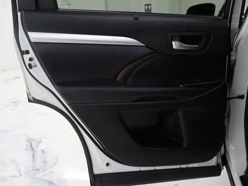 Used 2017 Toyota Highlander XLE AWD/4WD image 12