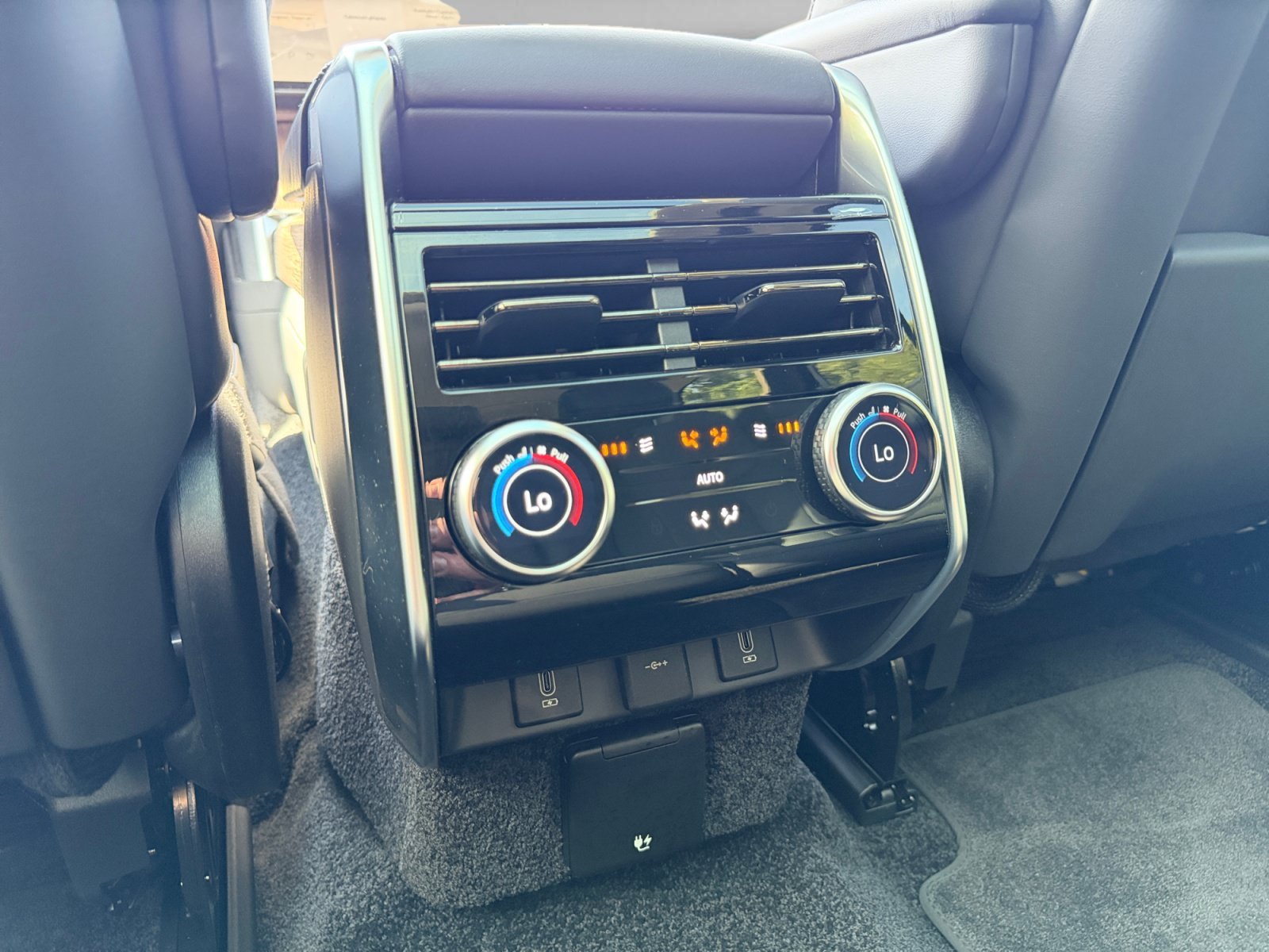 Used 2026 Land Rover Range Rover SE AWD/4WD image 18