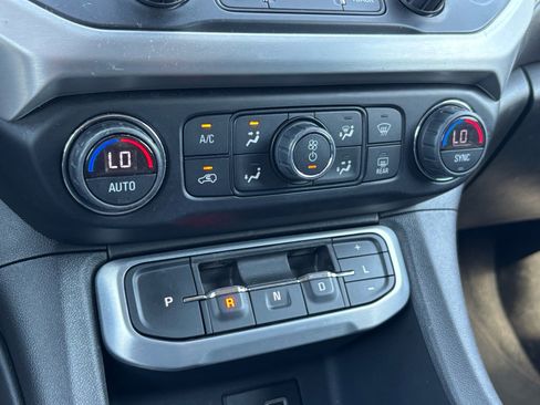 Used 2022 GMC Acadia SLE FWD image 17