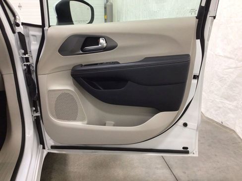 Used 2023 Chrysler Pacifica Touring-L FWD image 40