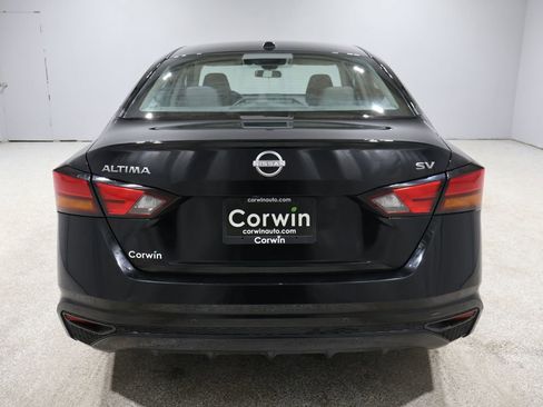 Used 2024 Nissan Altima 2.5 SV image 3