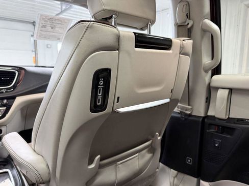 Used 2017 Chrysler Pacifica Limited image 30