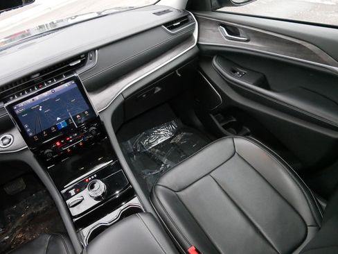 Certified 2023 Jeep Grand Cherokee Limited w/ Luxury Tech Group II image 11