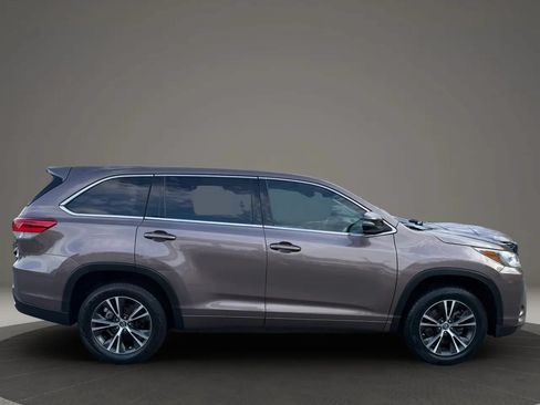 Used 2018 Toyota Highlander LE FWD image 4