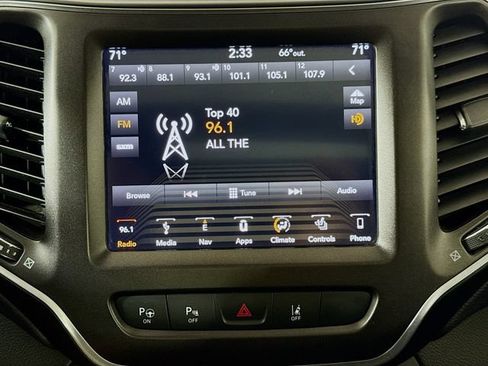 Used 2019 Jeep Cherokee Trailhawk AWD/4WD image 15