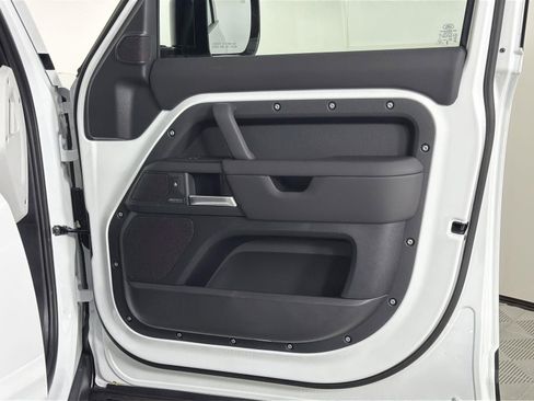 New 2026 Land Rover Defender 110 X-Dynamic SE image 31