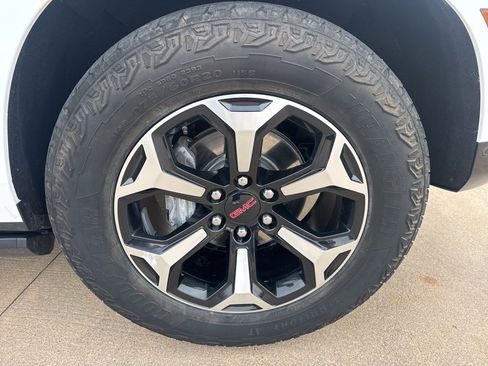 Used 2025 GMC Yukon XL AT4 w/ AT4 Premium Plus Package image 12