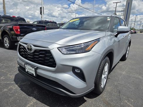 Used 2025 Toyota Highlander LE FWD image 4