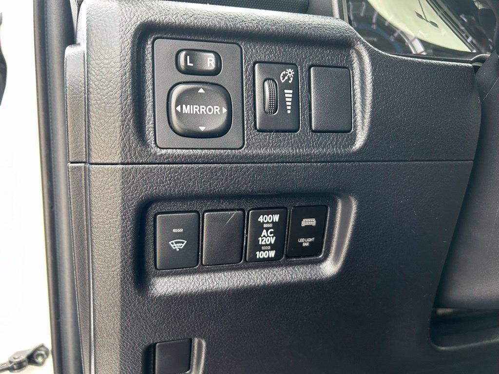 Used 2018 Toyota 4Runner TRD Off-Road Premium AWD/4WD image 18