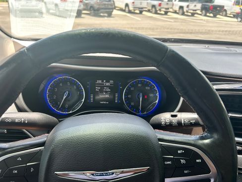 Used 2019 Chrysler Pacifica Touring-L FWD image 6
