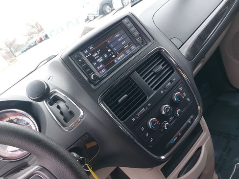 Used 2019 Dodge Grand Caravan SE image 26