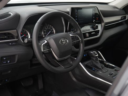 Used 2022 Toyota Highlander XLE image 23