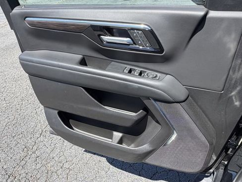 Used 2025 Chevrolet Suburban Z71 AWD/4WD image 14