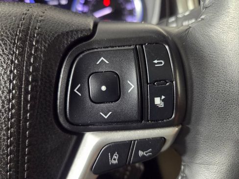 Used 2019 Toyota Highlander XLE FWD image 17