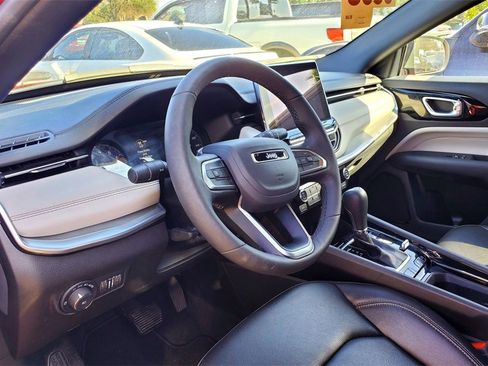 Used 2025 Jeep Compass Limited image 9