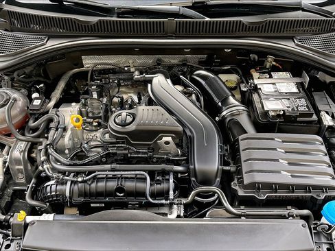 Certified 2024 Volkswagen Jetta SE w/ Panoramic Sunroof Package image 9