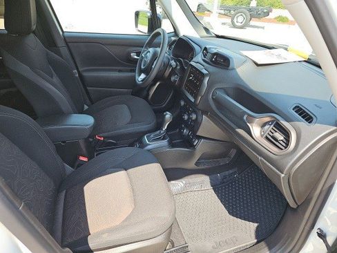 Used 2023 Jeep Renegade Latitude image 11