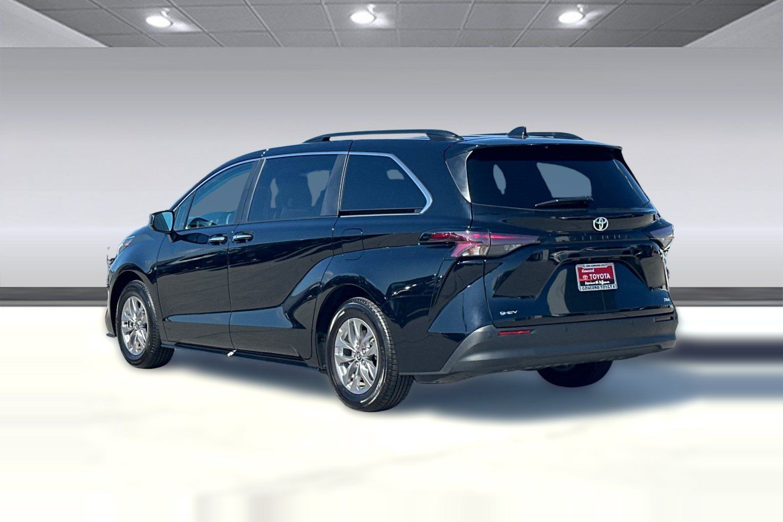 Used 2026 Toyota Sienna XLE FWD image 3