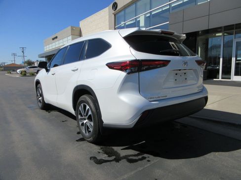 Used 2023 Toyota Highlander XLE AWD/4WD image 5