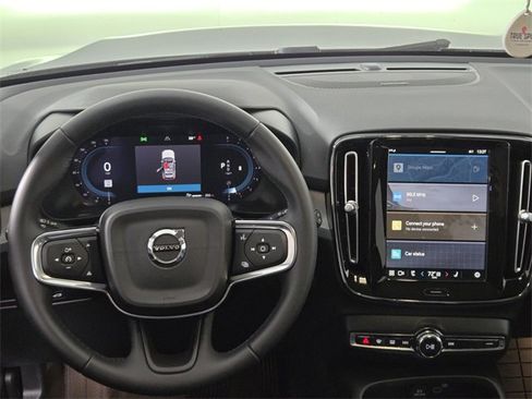 Used 2024 Volvo XC40 B5 Ultimate w/ Protection Package Premier image 12
