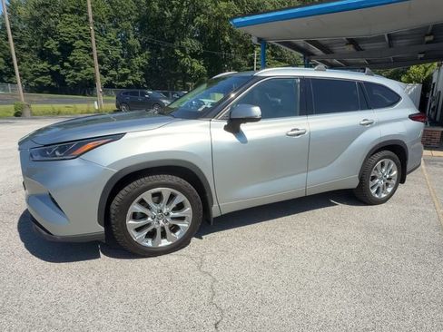 Used 2021 Toyota Highlander Limited AWD/4WD image 4