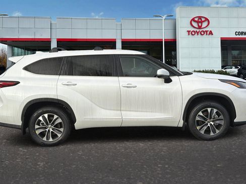 New 2026 Toyota Highlander XLE image 4