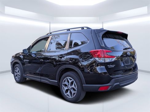 Used 2023 Subaru Forester Premium image 5