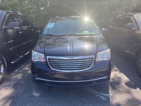 Used 2013 Chrysler Town & Country Touring FWD image 3