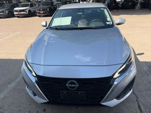 Used 2023 Nissan Altima 2.5 SV FWD image 3