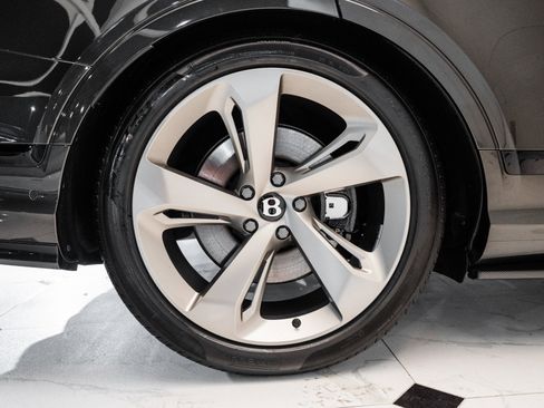 Used 2025 Bentley Bentayga image 16