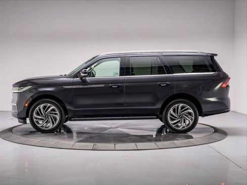New 2026 Lincoln Navigator Premiere AWD/4WD image 2