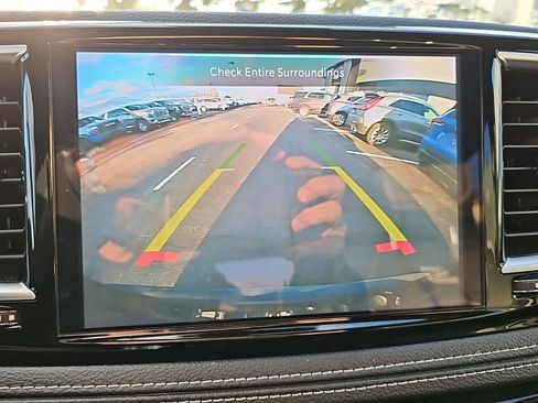 Used 2025 Chrysler Pacifica Limited image 9