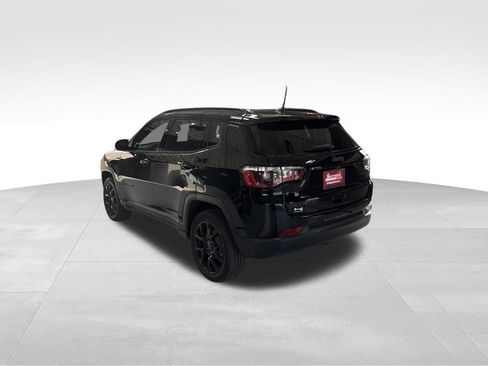 Used 2025 Jeep Compass Latitude w/ Convenience Group AWD/4WD image 3