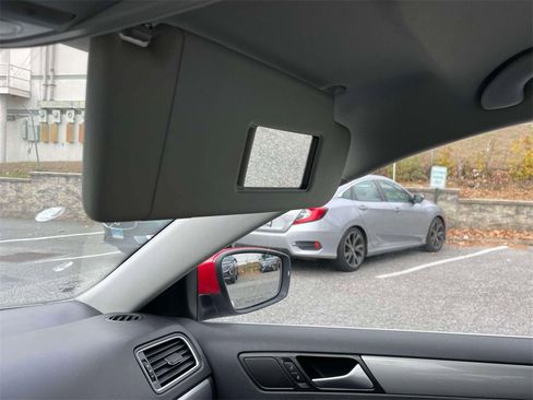 Used 2017 Volkswagen Jetta SE image 31