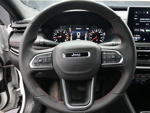 Used 2025 Jeep Compass Trailhawk AWD/4WD image 21