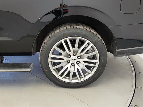 Used 2024 Ford Expedition Limited image 17