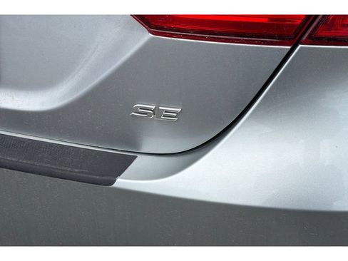 Used 2022 Toyota Camry SE w/ Convenience Package FWD image 7