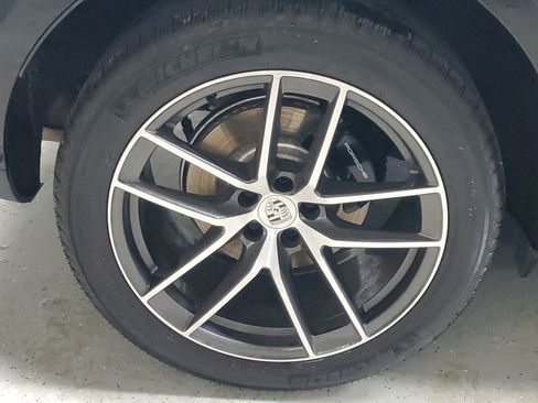Used 2025 Porsche Macan AWD/4WD image 6