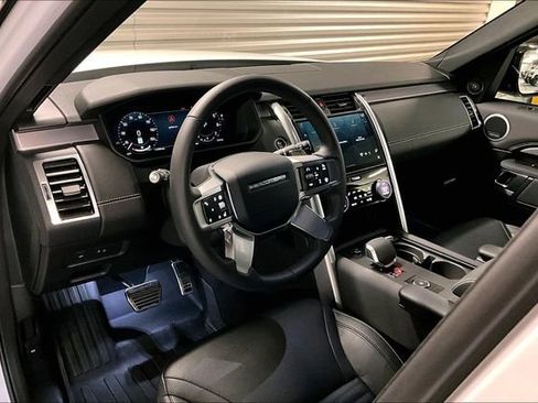 Certified 2025 Land Rover Discovery Dynamic SE image 24