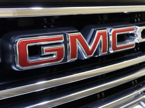 Used 2019 GMC Sierra 1500 SLT w/ SLT Premium Plus Package AWD/4WD image 17