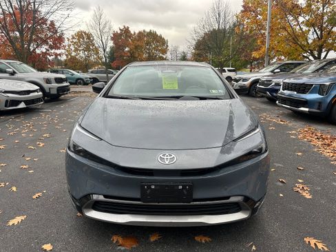 Used 2023 Toyota Prius LE image 2