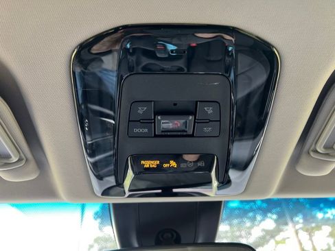 Used 2021 Toyota Venza LE w/ Carpet Mat Package (TMS) image 22