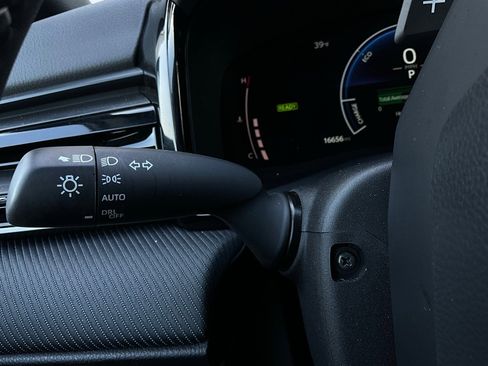 Used 2025 Toyota Camry SE image 35